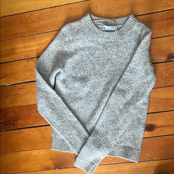 Zara Sweaters - Zara Gray Knit Sweater